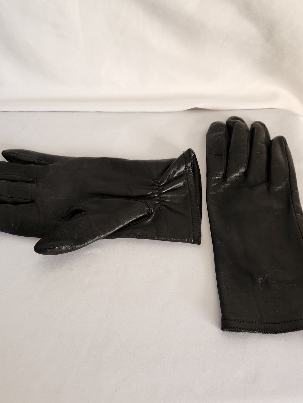 Aris Black Leather Gloves - Sleek Riding Style